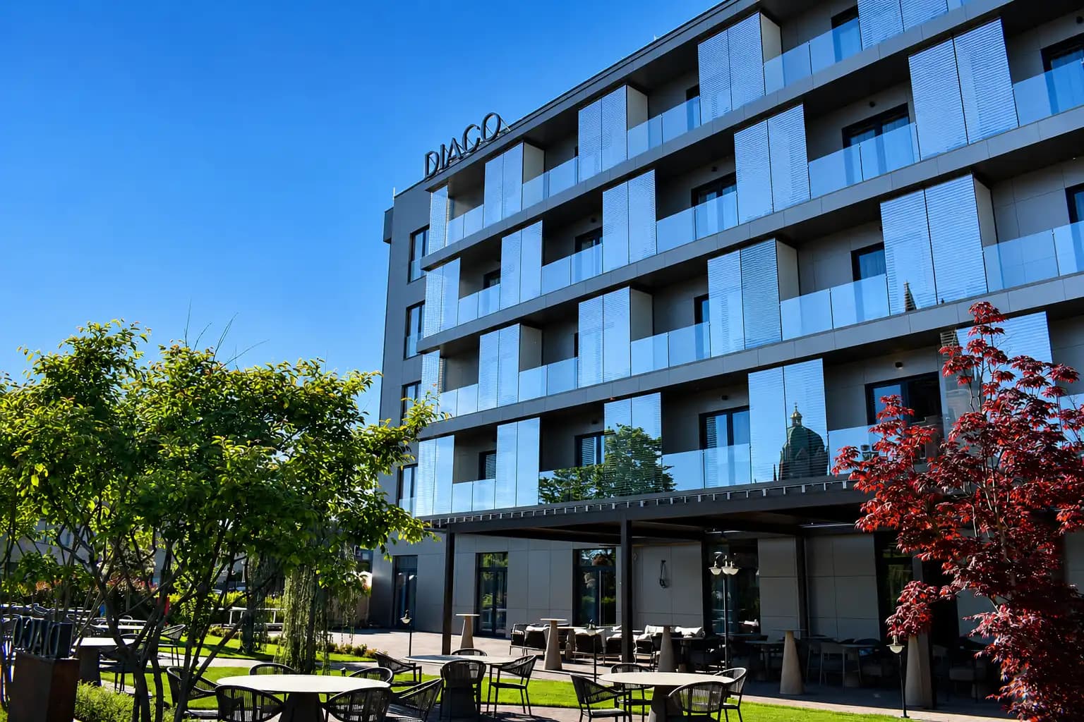 Vrt i dvorište Hotela Diaco u Đakovu — lipa, pergola, lampioni